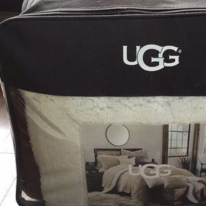 King size maroon Ugg comforter